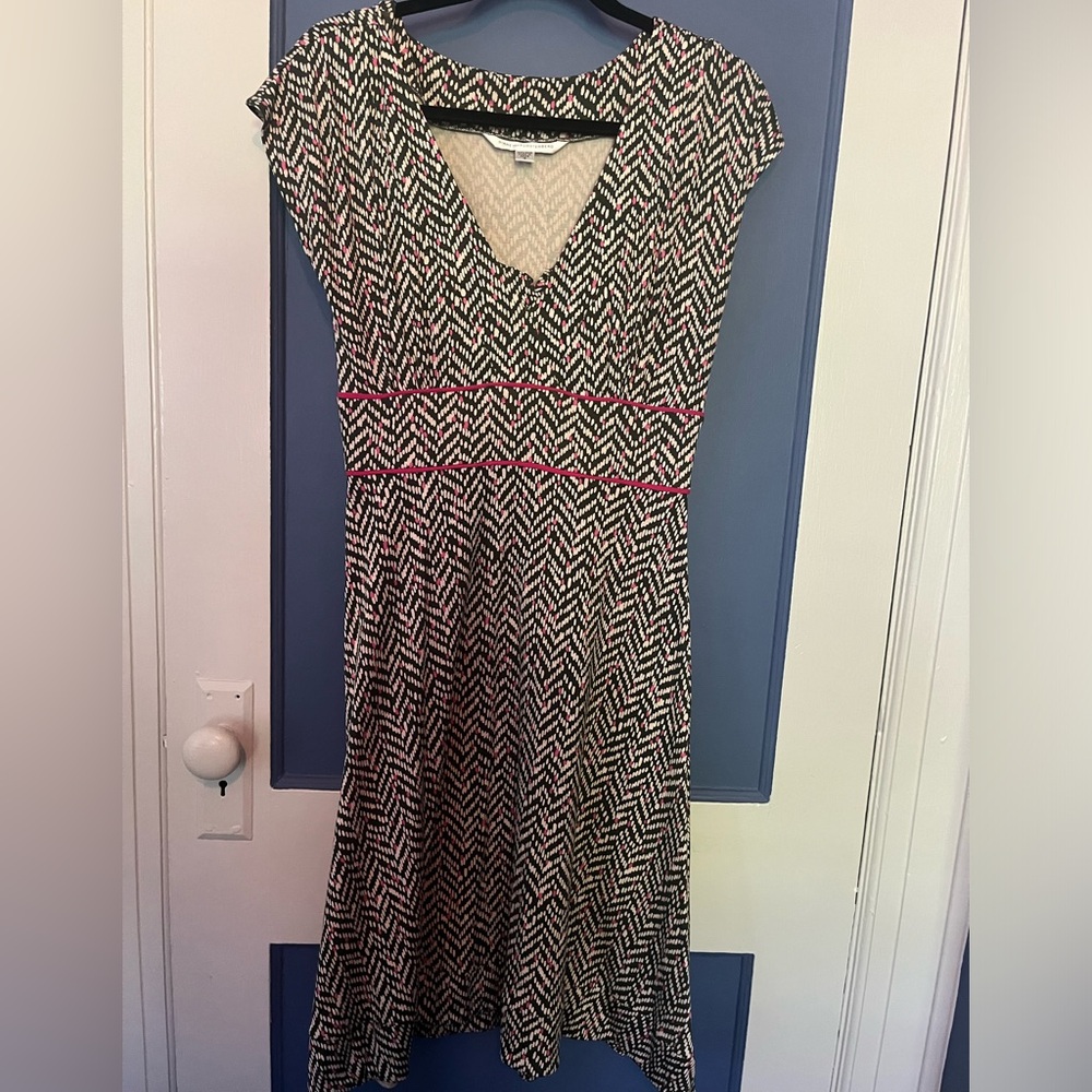 Diane Von Furstenburg 100%silk dress above the knee length cap sleeve green